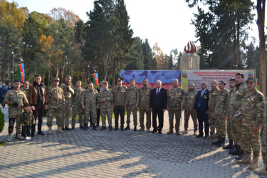 "Zəfər Günü" münasibəti ilə Mingəçevir şəhər İcra Hakimiyyətinin başçısı, Hüquq Mühafizə Orqanlarının rəhbərləri və ictimaiyyət nümayəndələri Şəhidlər xiyabanını ziyarət etdilər.
