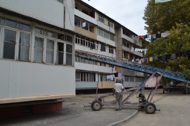 Çoxmənzilli yaşayış binalarında aparılan əsaslı təmir işlərinin gedişinə baxış keçirildi.