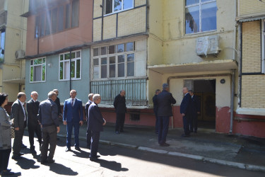 Əsaslı təmir-quruculuq işləri başa çatmış binalara və məhəllələrə ictimai baxış keçirilib.
