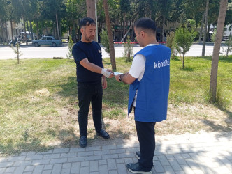 Könüllü gənclər tərəfindən  maarifləndirici bukletlər paylanılıb.