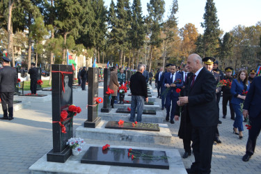 "Zəfər Günü" münasibəti ilə Mingəçevir şəhər İcra Hakimiyyətinin başçısı, Hüquq Mühafizə Orqanlarının rəhbərləri və ictimaiyyət nümayəndələri Şəhidlər xiyabanını ziyarət etdilər.