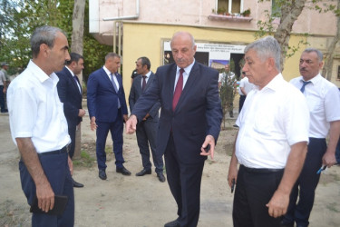 Mingəçevir şəhər İcra Hakimiyyətinin başçısı İlham İsmayılovun vətəndaşlarla növbəti səyyar görüşü avqust ayının 14-də energetiklər yaşayış massivində Y.Mansurov küçəsindəki 15 saylı binanın qarşısında keçirilib.