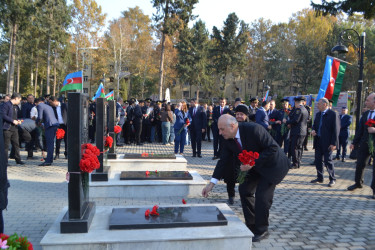 "Zəfər Günü" münasibəti ilə Mingəçevir şəhər İcra Hakimiyyətinin başçısı, Hüquq Mühafizə Orqanlarının rəhbərləri və ictimaiyyət nümayəndələri Şəhidlər xiyabanını ziyarət etdilər.