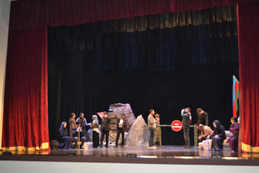 8 Noyabr Zəfər Günü münasibəti ilə Mingəçevir şəhər İcra Hakimiyyətinin tədbirlər planına uyğun olaraq Mingəçevir Dövlət Dram Teatrında kompozisiya nümayiş edilib.