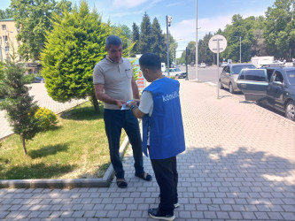 Könüllü gənclər tərəfindən  maarifləndirici bukletlər paylanılıb.
