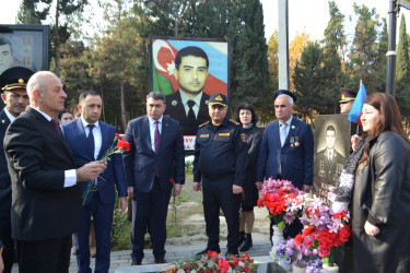 "Zəfər Günü" münasibəti ilə Mingəçevir şəhər İcra Hakimiyyətinin başçısı, Hüquq Mühafizə Orqanlarının rəhbərləri və ictimaiyyət nümayəndələri Şəhidlər xiyabanını ziyarət etdilər.