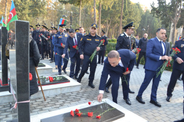 "Zəfər Günü" münasibəti ilə Mingəçevir şəhər İcra Hakimiyyətinin başçısı, Hüquq Mühafizə Orqanlarının rəhbərləri və ictimaiyyət nümayəndələri Şəhidlər xiyabanını ziyarət etdilər.