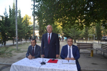 Mingəçevir şəhər İcra Hakimiyyətinin başçısı İlham İsmayılovun vətəndaşlarla növbəti səyyar görüşü avqust ayının 14-də energetiklər yaşayış massivində Y.Mansurov küçəsindəki 15 saylı binanın qarşısında keçirilib.