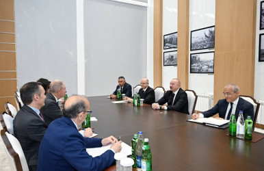 İlham Əliyev Mingəçevirdə İtaliyanın şirkətlər və “Made in Italy” nazirinin başçılıq etdiyi nümayəndə heyətini qəbul edib