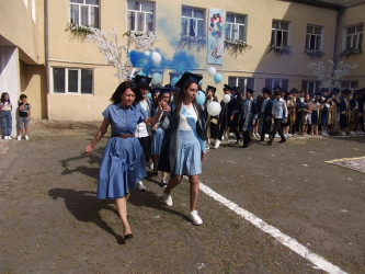 Mingəçevir  şəhərində yerləşən ümumi təhsil müəssisələrində məzunlar üçün “Son zəng” çalınıb.