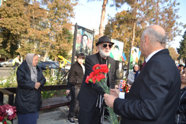 "Zəfər Günü" münasibəti ilə Mingəçevir şəhər İcra Hakimiyyətinin başçısı, Hüquq Mühafizə Orqanlarının rəhbərləri və ictimaiyyət nümayəndələri Şəhidlər xiyabanını ziyarət etdilər.
