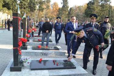 "Zəfər Günü" münasibəti ilə Mingəçevir şəhər İcra Hakimiyyətinin başçısı, Hüquq Mühafizə Orqanlarının rəhbərləri və ictimaiyyət nümayəndələri Şəhidlər xiyabanını ziyarət etdilər.