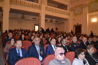 8 Noyabr Zəfər Günü münasibəti ilə Mingəçevir şəhər İcra Hakimiyyətinin tədbirlər planına uyğun olaraq Mingəçevir Dövlət Dram Teatrında kompozisiya nümayiş edilib.