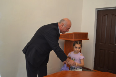 Mingəçevir şəhər İcra Hakimiyyətinin başçısı İlham İsmayılov yeni tədris ilində birinci sinfə gedəcək şəhid övladları ilə görüşüb
