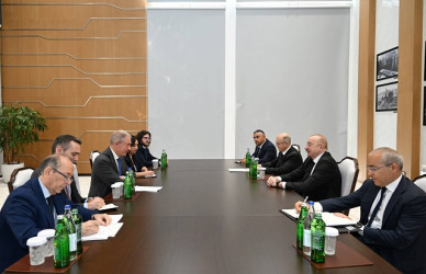 İlham Əliyev Mingəçevirdə İtaliyanın şirkətlər və “Made in Italy” nazirinin başçılıq etdiyi nümayəndə heyətini qəbul edib