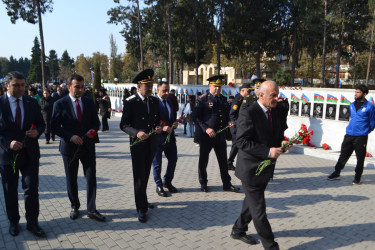 "Zəfər Günü" münasibəti ilə Mingəçevir şəhər İcra Hakimiyyətinin başçısı, Hüquq Mühafizə Orqanlarının rəhbərləri və ictimaiyyət nümayəndələri Şəhidlər xiyabanını ziyarət etdilər.