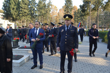 "Zəfər Günü" münasibəti ilə Mingəçevir şəhər İcra Hakimiyyətinin başçısı, Hüquq Mühafizə Orqanlarının rəhbərləri və ictimaiyyət nümayəndələri Şəhidlər xiyabanını ziyarət etdilər.