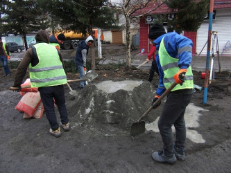 Mingəçevir şəhər İcra Hakimiyyətinin tədbirlər planına əsasən yeni ilin ilk günlərindən küçə və məhəllələrdə abadlıq-quruculuq və əsaslı təmir işləri davam etdirilir.