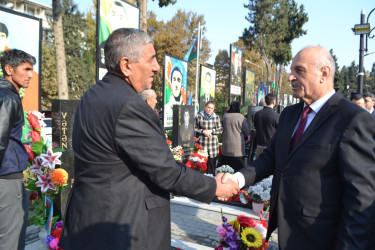 "Zəfər Günü" münasibəti ilə Mingəçevir şəhər İcra Hakimiyyətinin başçısı, Hüquq Mühafizə Orqanlarının rəhbərləri və ictimaiyyət nümayəndələri Şəhidlər xiyabanını ziyarət etdilər.