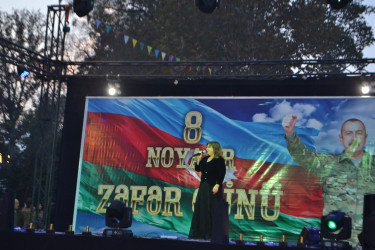 8 noyabr Zəfər Günü münasibəti ilə Mingəçevir şəhər İcra Hakimiyyətinin təşkilatçılığı ilə şəhərin Heydər Əliyev Meydanında  Azərbaycan incəsənət ustalarının iştirakı ilə konsert proqramı təqdim olunub.
