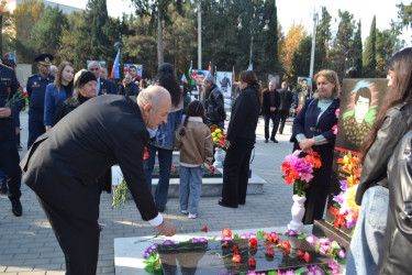 "Zəfər Günü" münasibəti ilə Mingəçevir şəhər İcra Hakimiyyətinin başçısı, Hüquq Mühafizə Orqanlarının rəhbərləri və ictimaiyyət nümayəndələri Şəhidlər xiyabanını ziyarət etdilər.