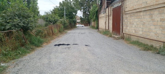 Mingəçevir şəhərinin küçə döngələri və ara yollarına asfalt döşəmməsi işləri davam edir