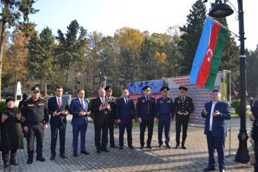 "Zəfər Günü" münasibəti ilə Mingəçevir şəhər İcra Hakimiyyətinin başçısı, Hüquq Mühafizə Orqanlarının rəhbərləri və ictimaiyyət nümayəndələri Şəhidlər xiyabanını ziyarət etdilər.
