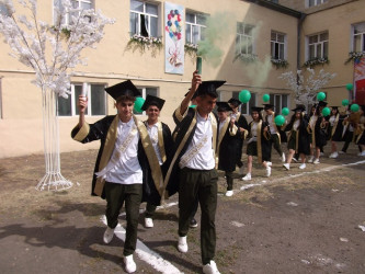 Mingəçevir  şəhərində yerləşən ümumi təhsil müəssisələrində məzunlar üçün “Son zəng” çalınıb.