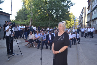 Mingəçevir şəhər İcra Hakimiyyətinin başçısı İlham İsmayılovun vətəndaşlarla növbəti səyyar görüşü iyul ayının 14-də sağ sahil yaşayış massivində N.Vəzirov küçəsindəki 12 saylı binanın qarşısında keçirilib.