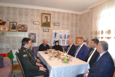 Aprel döyüşlərində şəhid olan Adil Adilzadənin ailəsi ziyarət olunub.