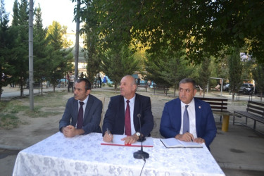 Mingəçevir şəhər İcra Hakimiyyətinin başçısı İlham İsmayılovun vətəndaşlarla növbəti səyyar görüşü avqust ayının 14-də energetiklər yaşayış massivində Y.Mansurov küçəsindəki 15 saylı binanın qarşısında keçirilib.
