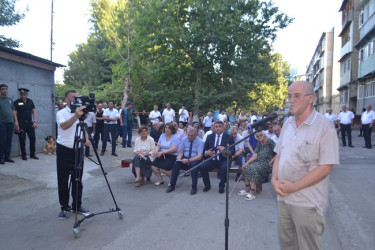Mingəçevir şəhər İcra Hakimiyyətinin başçısı İlham İsmayılovun vətəndaşlarla növbəti səyyar görüşü iyul ayının 14-də sağ sahil yaşayış massivində N.Vəzirov küçəsindəki 12 saylı binanın qarşısında keçirilib.
