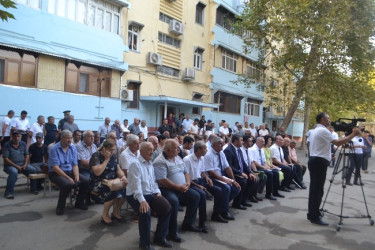 Mingəçevir şəhər İcra Hakimiyyətinin başçısı İlham İsmayılovun vətəndaşlarla növbəti səyyar görüşü avqust ayının 14-də energetiklər yaşayış massivində Y.Mansurov küçəsindəki 15 saylı binanın qarşısında keçirilib.