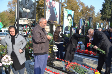 "Zəfər Günü" münasibəti ilə Mingəçevir şəhər İcra Hakimiyyətinin başçısı, Hüquq Mühafizə Orqanlarının rəhbərləri və ictimaiyyət nümayəndələri Şəhidlər xiyabanını ziyarət etdilər.
