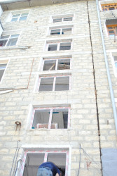 Mingəçevir şəhərində binaların giriş və fasad hissələrində cari təmir işləri davam etdirilir.