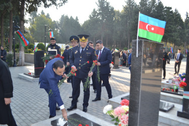 "Zəfər Günü" münasibəti ilə Mingəçevir şəhər İcra Hakimiyyətinin başçısı, Hüquq Mühafizə Orqanlarının rəhbərləri və ictimaiyyət nümayəndələri Şəhidlər xiyabanını ziyarət etdilər.