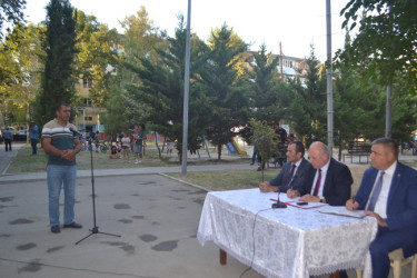 Mingəçevir şəhər İcra Hakimiyyətinin başçısı İlham İsmayılovun vətəndaşlarla növbəti səyyar görüşü avqust ayının 14-də energetiklər yaşayış massivində Y.Mansurov küçəsindəki 15 saylı binanın qarşısında keçirilib.