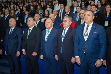 Mingəçevir Dövlət Universitetinin ev sahibliyi etdiyi “Davamlı İnkişaf Strategiyası: Qlobal trendlər, milli təcrübələr və yeni hədəflər” adlı III Beynəlxalq Konfrans öz işinə başlayıb: 20 ölkənin alim və tədqiqatçıları Mingəçevirdə