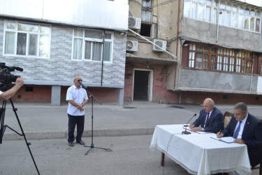 Mingəçevir şəhər İcra Hakimiyyətinin başçısı İlham İsmayılovun vətəndaşlarla növbəti səyyar görüşü iyul ayının 14-də sağ sahil yaşayış massivində N.Vəzirov küçəsindəki 12 saylı binanın qarşısında keçirilib.