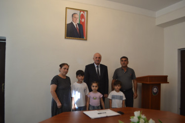 Mingəçevir şəhər İcra Hakimiyyətinin başçısı İlham İsmayılov yeni tədris ilində birinci sinfə gedəcək şəhid övladları ilə görüşüb