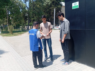 Könüllü gənclər tərəfindən  maarifləndirici bukletlər paylanılıb.
