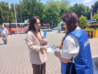 Könüllü gənclər tərəfindən  maarifləndirici bukletlər paylanılıb.