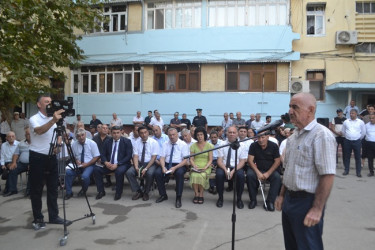 Mingəçevir şəhər İcra Hakimiyyətinin başçısı İlham İsmayılovun vətəndaşlarla növbəti səyyar görüşü avqust ayının 14-də energetiklər yaşayış massivində Y.Mansurov küçəsindəki 15 saylı binanın qarşısında keçirilib.