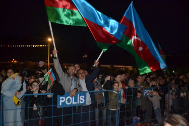 8 noyabr Zəfər Günü münasibəti ilə Mingəçevir şəhər İcra Hakimiyyətinin təşkilatçılığı ilə şəhərin Heydər Əliyev Meydanında  Azərbaycan incəsənət ustalarının iştirakı ilə konsert proqramı təqdim olunub.