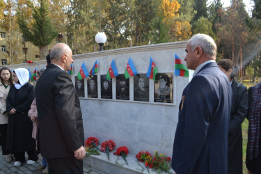 "Zəfər Günü" münasibəti ilə Mingəçevir şəhər İcra Hakimiyyətinin başçısı, Hüquq Mühafizə Orqanlarının rəhbərləri və ictimaiyyət nümayəndələri Şəhidlər xiyabanını ziyarət etdilər.