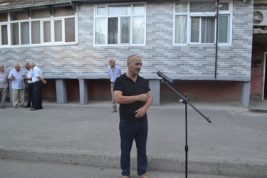 Mingəçevir şəhər İcra Hakimiyyətinin başçısı İlham İsmayılovun vətəndaşlarla növbəti səyyar görüşü iyul ayının 14-də sağ sahil yaşayış massivində N.Vəzirov küçəsindəki 12 saylı binanın qarşısında keçirilib.
