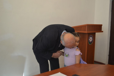 Mingəçevir şəhər İcra Hakimiyyətinin başçısı İlham İsmayılov yeni tədris ilində birinci sinfə gedəcək şəhid övladları ilə görüşüb