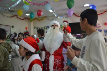 Dekabrın 29-da Mingəçevir şəhər İcra Hakimiyyətinin təşkilatçılığı ilə 31 dekabr Dünya Azərbaycanlılarının Həmrəylik Günü və Yeni il bayramları münasibəti ilə  Mərkəzi şəhər Xəstəxanasının  nəzdində fəaliyyət göstərən Uşaq Nevroloji Sanatoriyasında tədbir keçirilib.