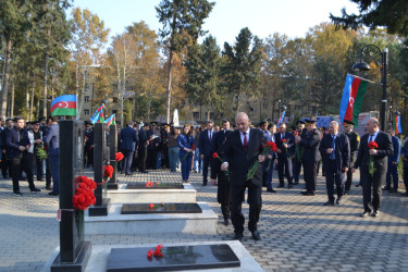 "Zəfər Günü" münasibəti ilə Mingəçevir şəhər İcra Hakimiyyətinin başçısı, Hüquq Mühafizə Orqanlarının rəhbərləri və ictimaiyyət nümayəndələri Şəhidlər xiyabanını ziyarət etdilər.