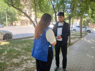 Könüllü gənclər tərəfindən  maarifləndirici bukletlər paylanılıb.